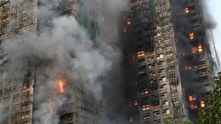 Numărul victimelor incendiului din blocurile-turn din Hong Kong ajunge la 94. Operațiunile de salvare sunt pe final