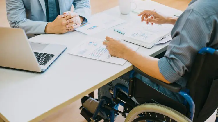 Pensiile pentru dizabilitate rămân sub minimul de existență; angajarea persoanelor cu dizabilități – extrem de redusă