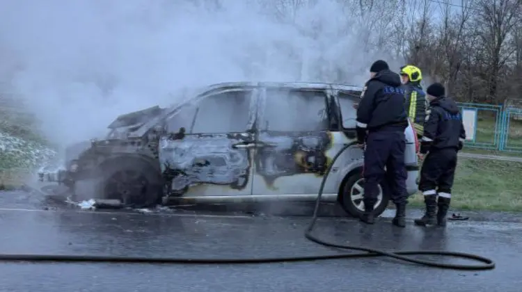 VIDEO Flăcări uriașe pe un drum național din Moldova. O mașină a fost cuprinsă de foc