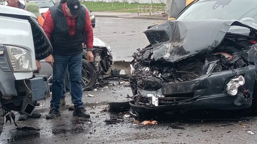 VIDEO Ghinion pentru trei șoferi: Un Volvo a lovit puternic două mașini în nordul țării