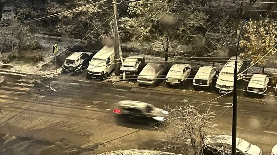 A căzut prima zăpadă. În mai multe localități din țară ninge
