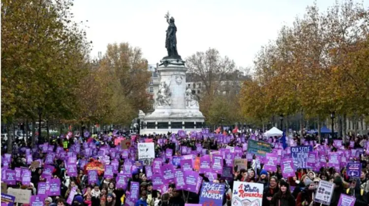 Mii de oameni au protestat în Franța împotriva violenței asupra femeilor