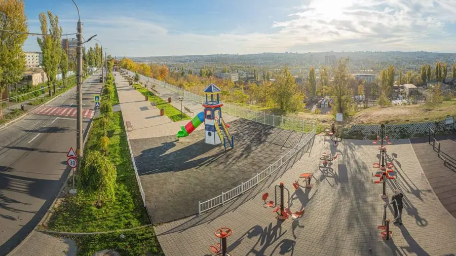 FOTO Încă un loc frumos în Capitală! Terasa panoramică de pe str. Maria Dragan a fost renovată