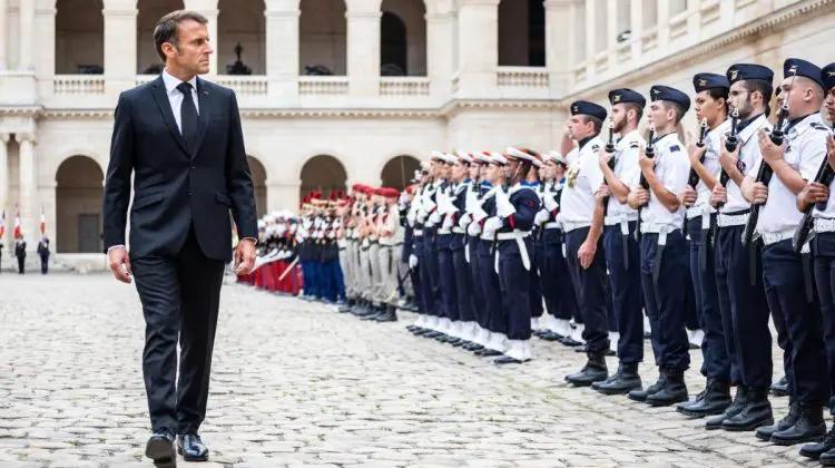 Franța lansează serviciul militar voluntar pentru tineri. Macron anunță recrutări masive: „Avem nevoie de mobilizare”