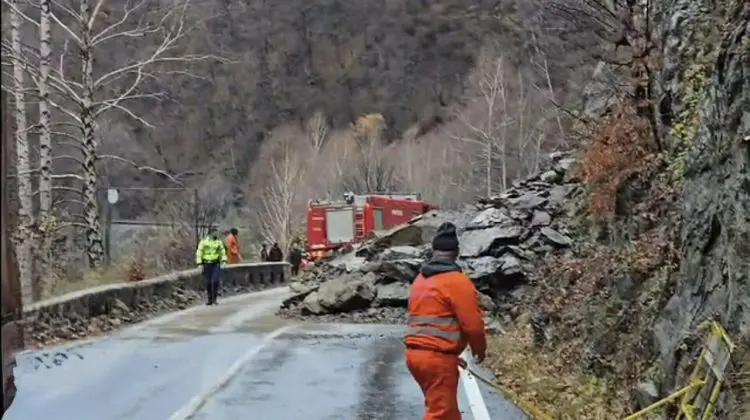 Incident pe Transfăgărășan: Stânci căzute pe drum opresc traficul