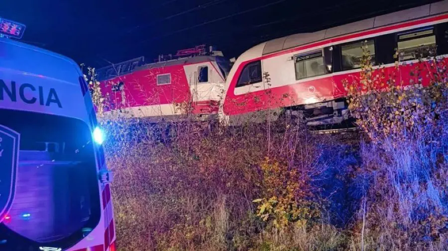 Mai multe persoane au fost rănite după ce două trenuri s-au ciocnit în Slovacia