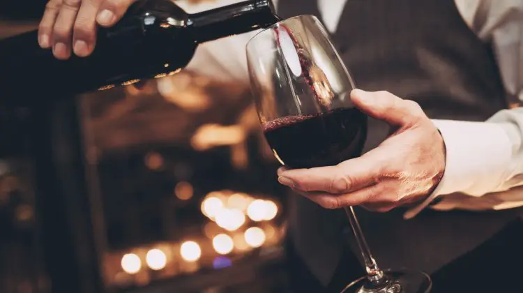 Record uriaș în Franța. Două butoaie de vin au fost vândute cu 400.000 euro fiecare, în cadrul unei licitații
