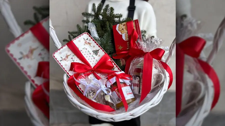 Pachete cadou de Crăciun: Flori, dulciuri și surprize personalizate