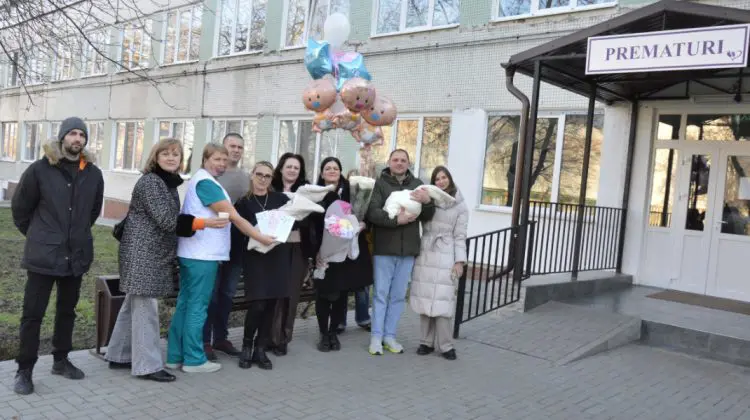 Tripleți născuți prematur la Institutul Mamei și Copilului, externați după două luni