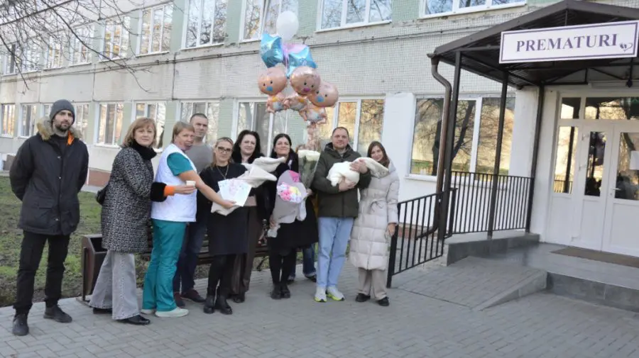 Tripleți născuți prematur la Institutul Mamei și Copilului, externați după două luni