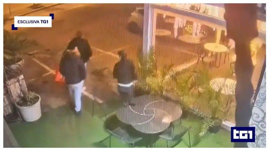 VIDEO Un moldovean a înjunghiat mortal un bărbat în fața unui bar din Italia