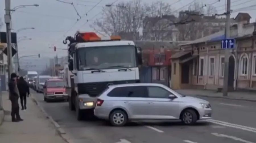 VIDEO Haos pe strada Ismail. O Skoda a tamponat un Mercedes