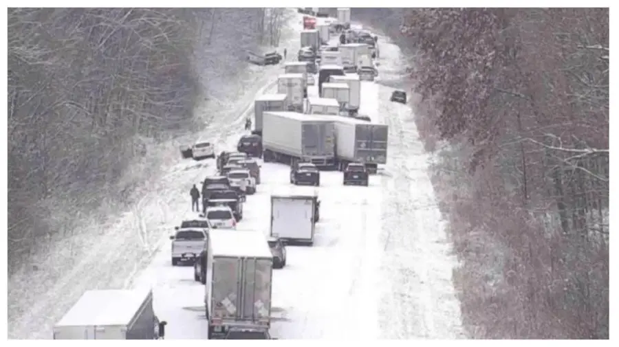 Apocalipsa pe șosea: 45 de mașini implicate într-un accident uriaș în Indiana după ninsori