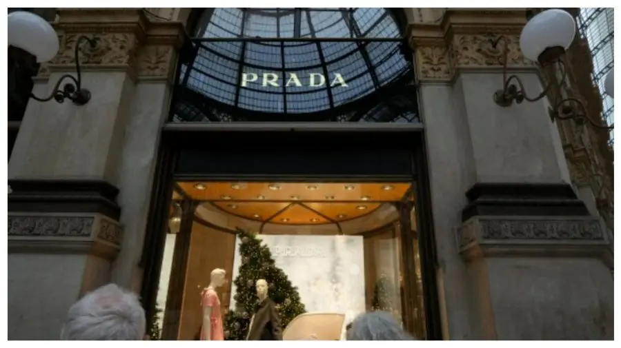 Prada și Versace unite: 1,38 miliarde dolari pentru brandul italian, cine va conduce creația