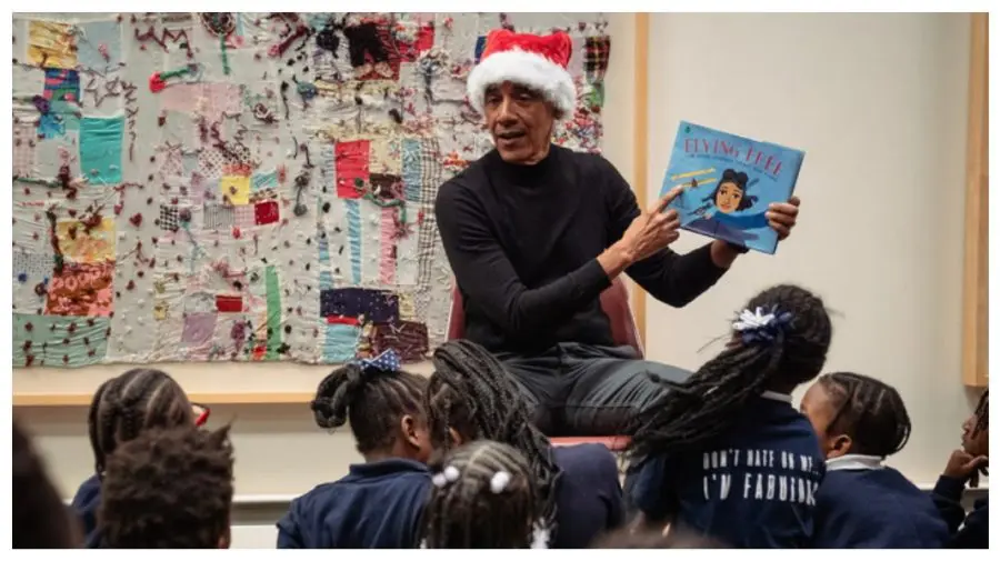 VIDEO Obama ca Moș Crăciun: Fostul președinte le-a citit povești elevilor din Chicago