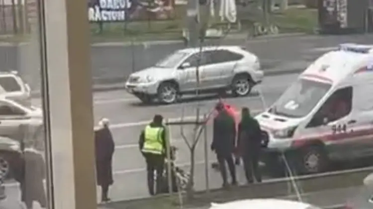 VIDEO Impact violent lângă Circ. Un pieton a fost lovit de o mașină