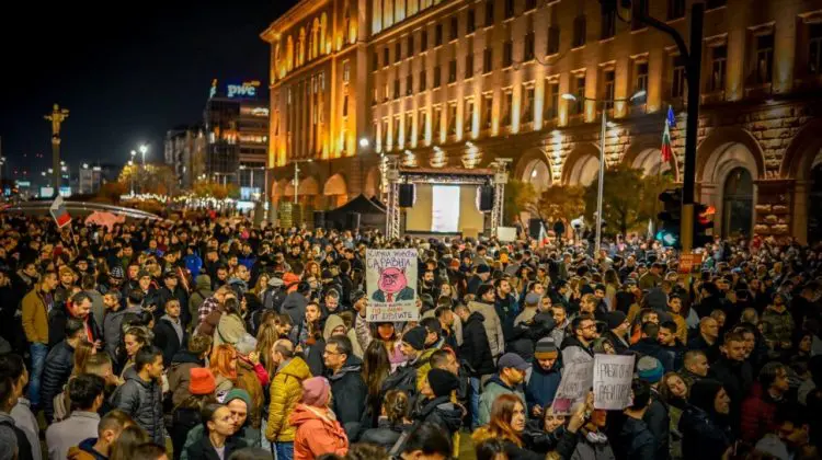 Proteste masive în Bulgaria: Parlamentul votează joi moțiunea de neîncredere