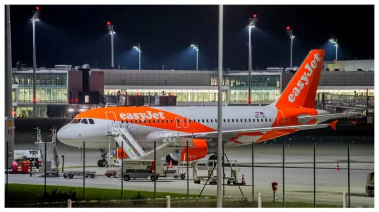 Incident într-un avion: O familie este suspectată că ar fi prezentat cadavrul bunicii ca fiind adormit