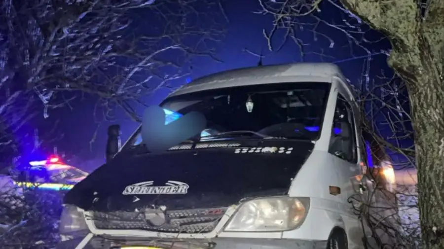 FOTO Impact nocturn la Ialoveni: Un șofer a ajuns la spital