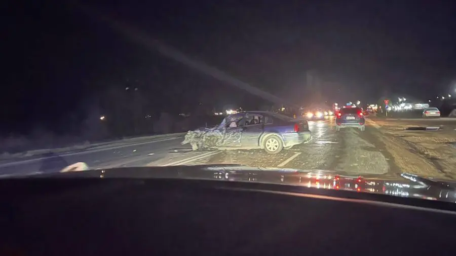 Accident rutier grav la Bardar: trei mașini implicate și două persoane transportate la spital