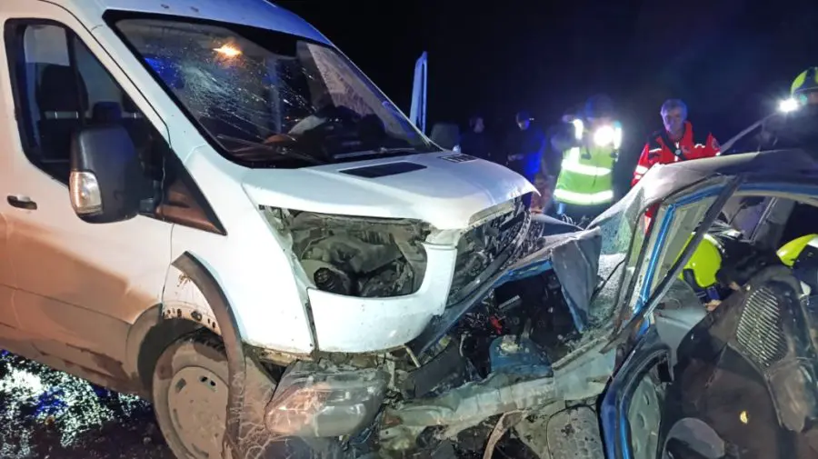 Mai multe mașini s-au lovit grav din cauza unui șofer fără permis: 4 persoane rănite, una încarcerată