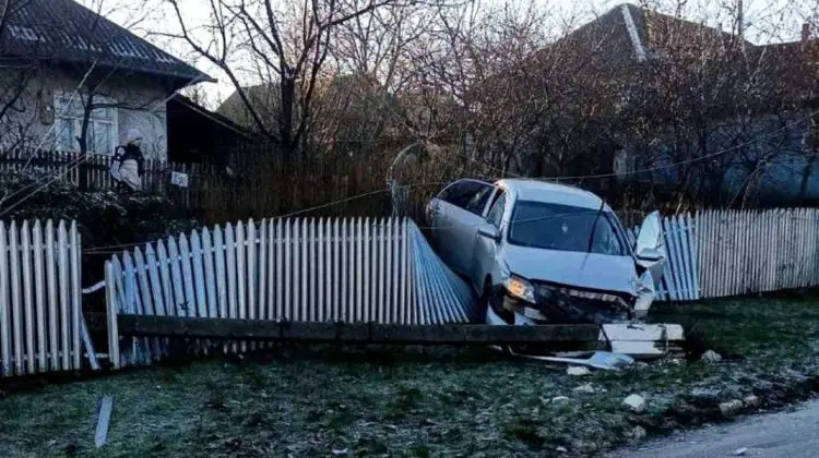 Impact violent la Sîngerei! Un șofer a ajuns cu mașina în gardul unei gospodării