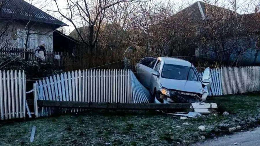 Impact violent la Sîngerei! Un șofer a ajuns cu mașina în gardul unei gospodării
