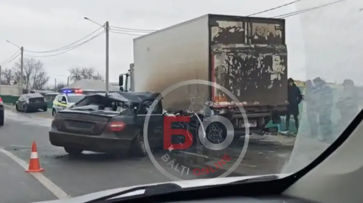 VIDEO Impact puternic la Rîșcani. O mașină s-a izbit într-un autovehicul care staționa