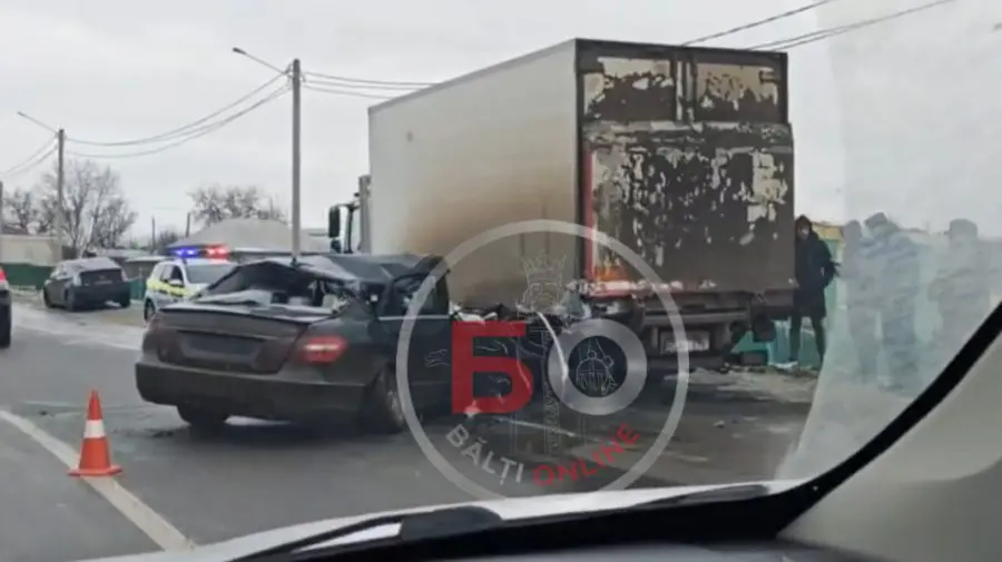 VIDEO Impact puternic la Rîșcani. O mașină s-a izbit într-un autovehicul care staționa