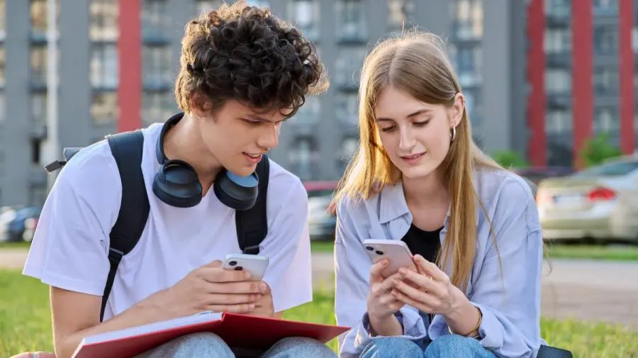 Copiii australieni rămân fără TikTok, Instagram și YouTube din cauza unei interdicții istorice