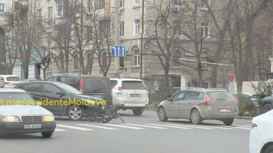 Accident rutier pe o stradă din Capitală: Un biciclist a fost implicat