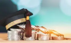 MEC lansează un program de burse de merit pentru elevii și studenții de etnie romă: Câți lei vor primi lunar