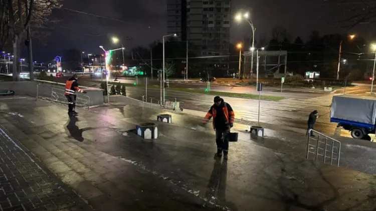 Trafic fără probleme în Chișinău. Pe străzi a fost împrăștiat material antiderapant