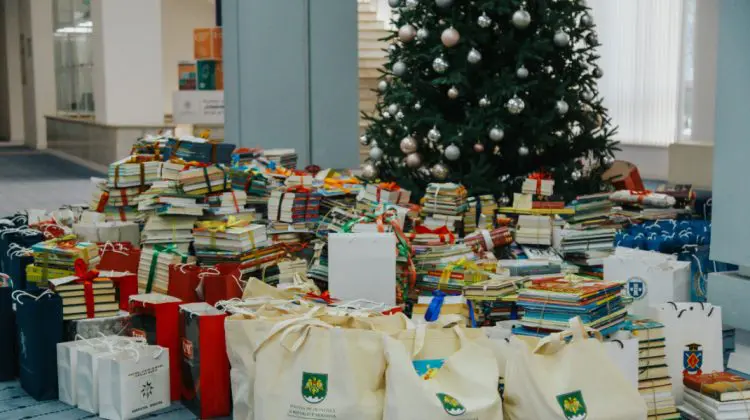 Campania „Biblioteca de sub Brad” revine: Participanții sunt așteptați zilnic la Casa Guvernului