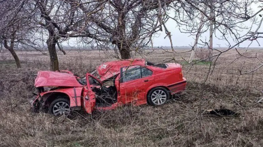 Tragedie pe un traseu din țară: Un tânăr a murit, iar alte două persoane au fost rănite într-un grav accident