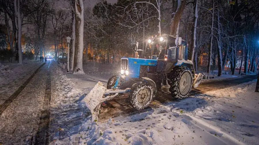 VIDEO Străzile din Chișinău, curățate pe timpul nopții de autospecialele de deszăpezire