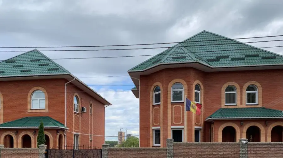 Cererile de cetățenie, suspendate momentan la Ambasada Moldovei în Ucraina