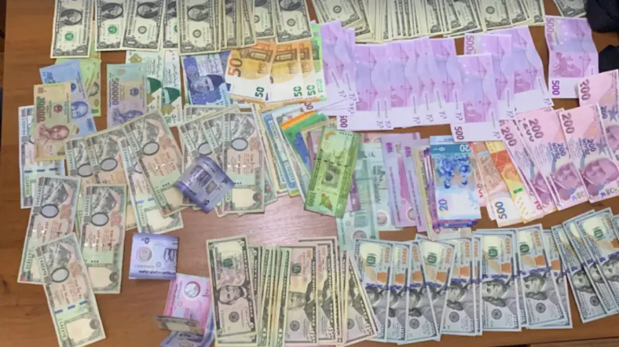 Furt la bordul avionului! Un bărbat, reținut pe Aeroportul Chișinău cu 7.000 € asupra lui