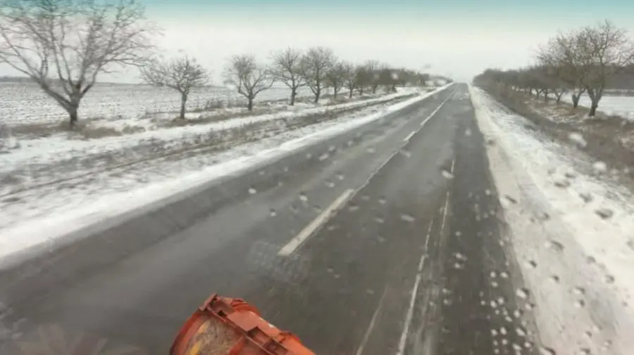 Ninge și se formează ghețuș pe mai multe trasee din țară. Recomandări pentru șoferi