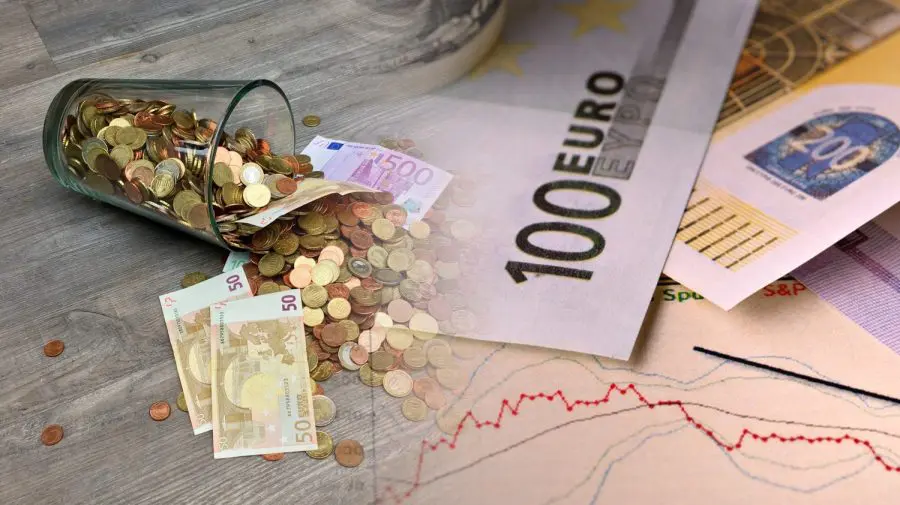 Curs valutar 4 decembrie 2025: Euro și leul cresc, dolarul în ușoară scădere
