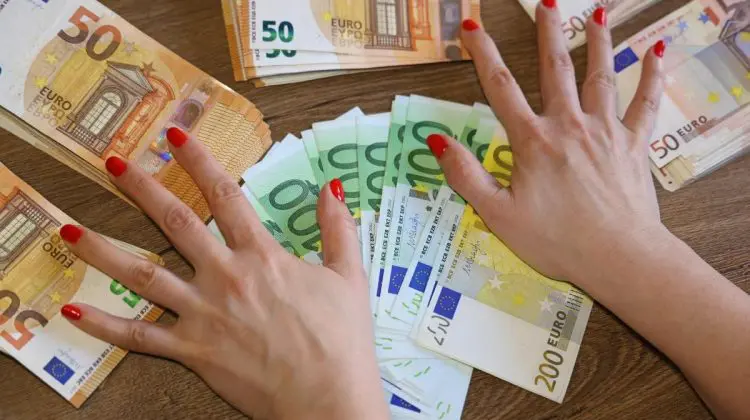 Curs valutar 19 decembrie 2025: Cât valorează un euro și un dolar?