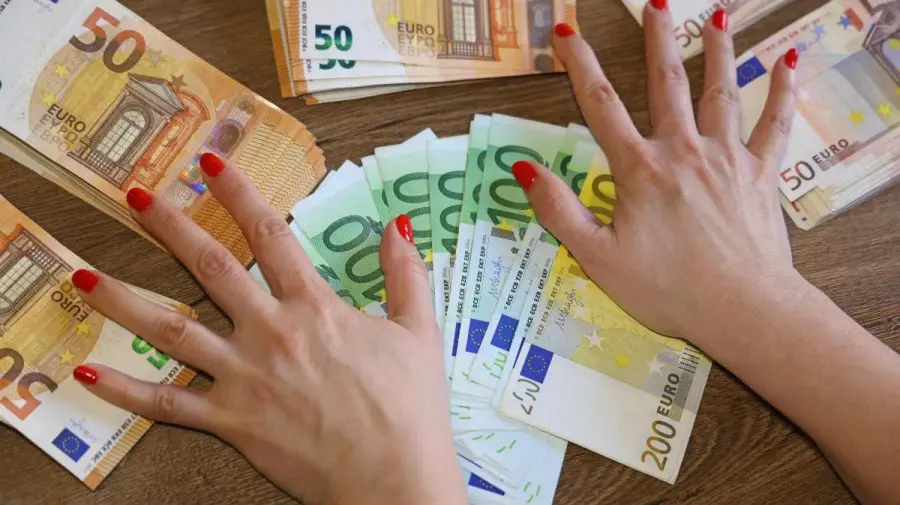 Curs valutar 19 decembrie 2025: Cât valorează un euro și un dolar?