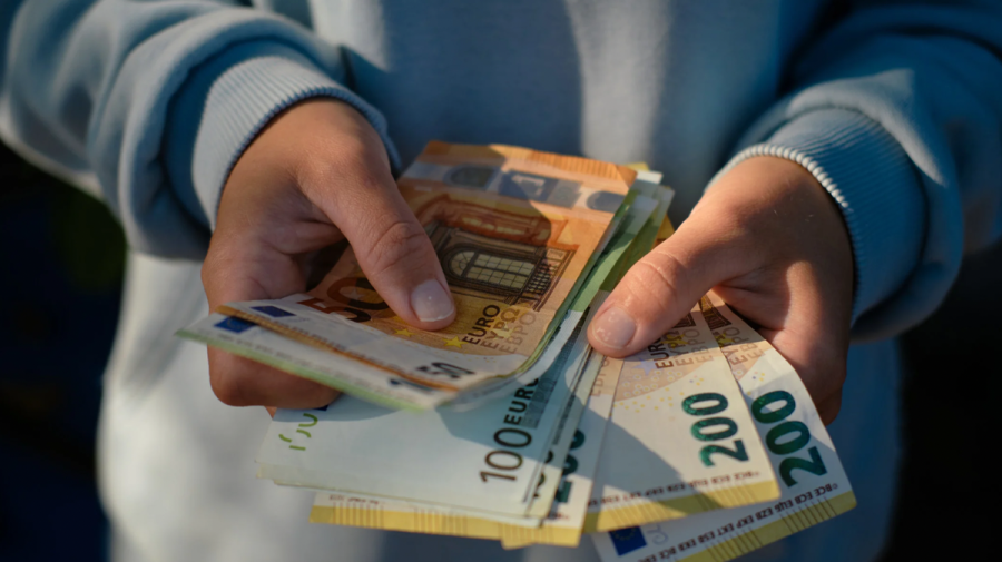 Curs valutar 15 decembrie 2025: Cât valorează un euro și un dolar