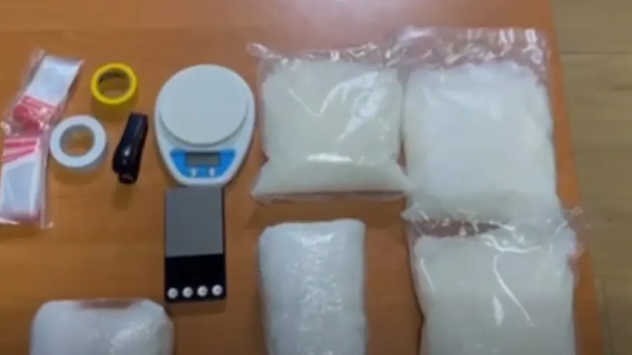 VIDEO 10 kg de droguri, evaluate la peste 7 mln de lei, confiscate de polițiști. Un bărbat – reținut