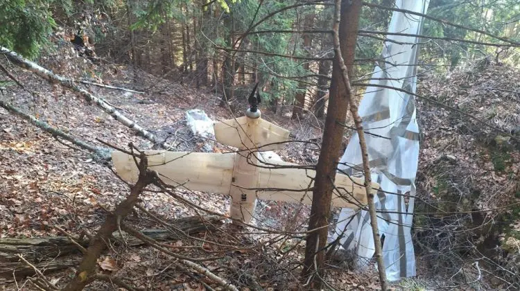 Alertă în Argeș! O dronă a fost găsită prăbușită într-o pădure, cu o parașută atașată de ea