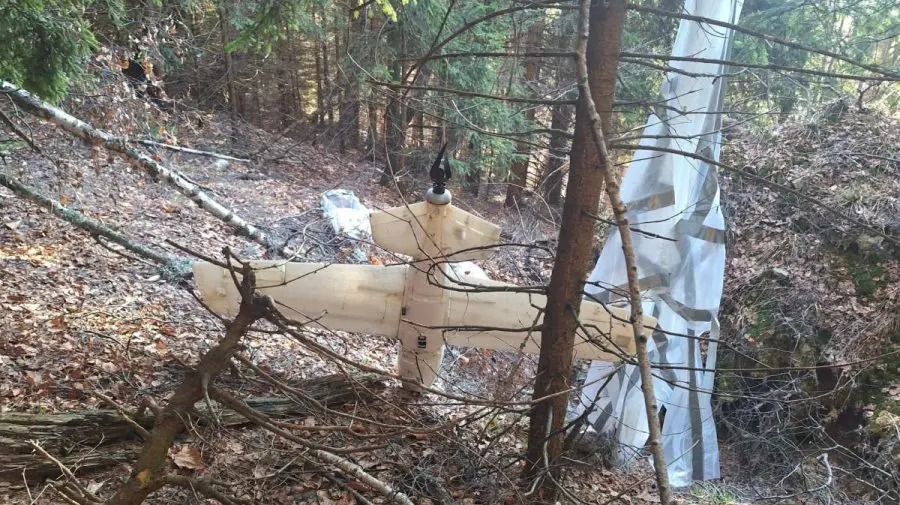 Alertă în Argeș! O dronă a fost găsită prăbușită într-o pădure, cu o parașută atașată de ea