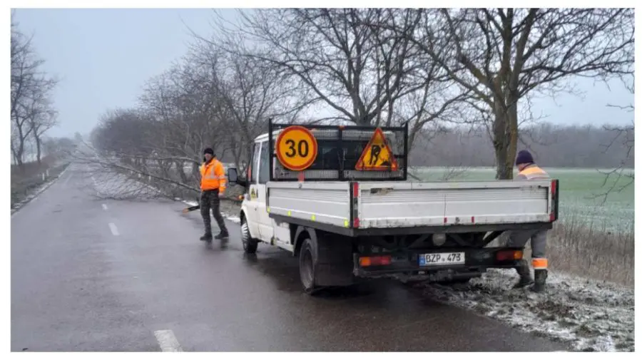 AND: 157 de utilaje au intervenit pe drumurile din țară pentru deszăpezire și siguranța traficului
