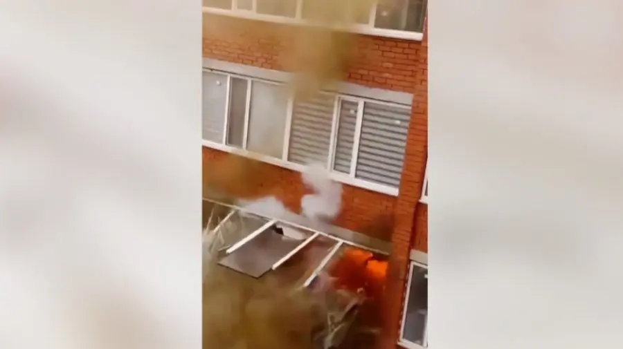 Te trec fiorii! Un apartament a fost mistuit de o explozie, iar un pompier a scăpat prin minune