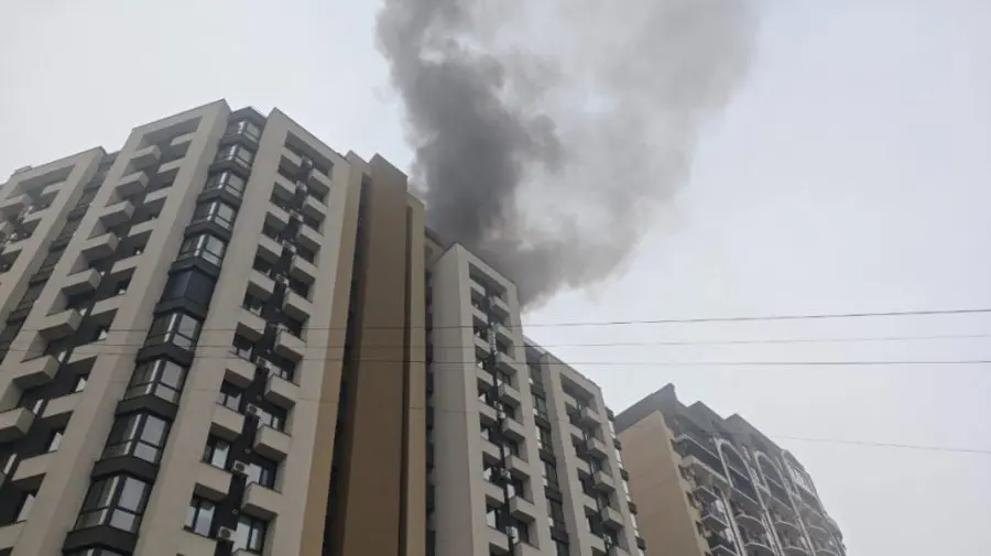 FOTO, VIDEO Incendiu puternic într-un apartament din Chișinău. Pompierii și polițiștii sunt la fața locului