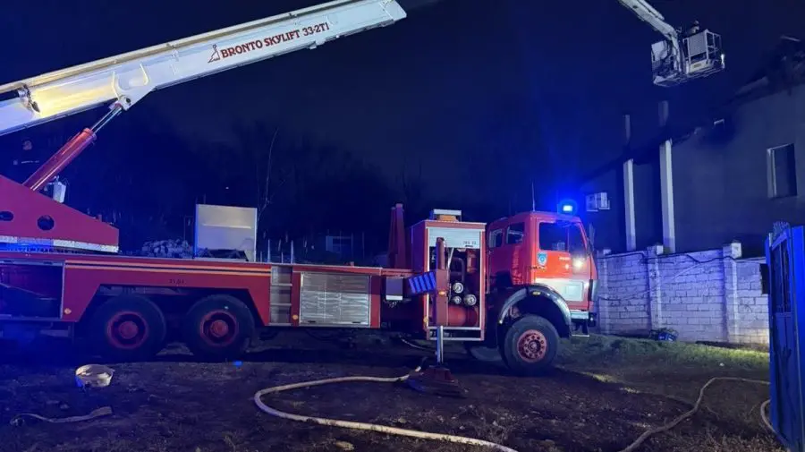 Nivel sporit de intervenție în Capitală: 50 de pompieri au stins un incendiu într-un town house